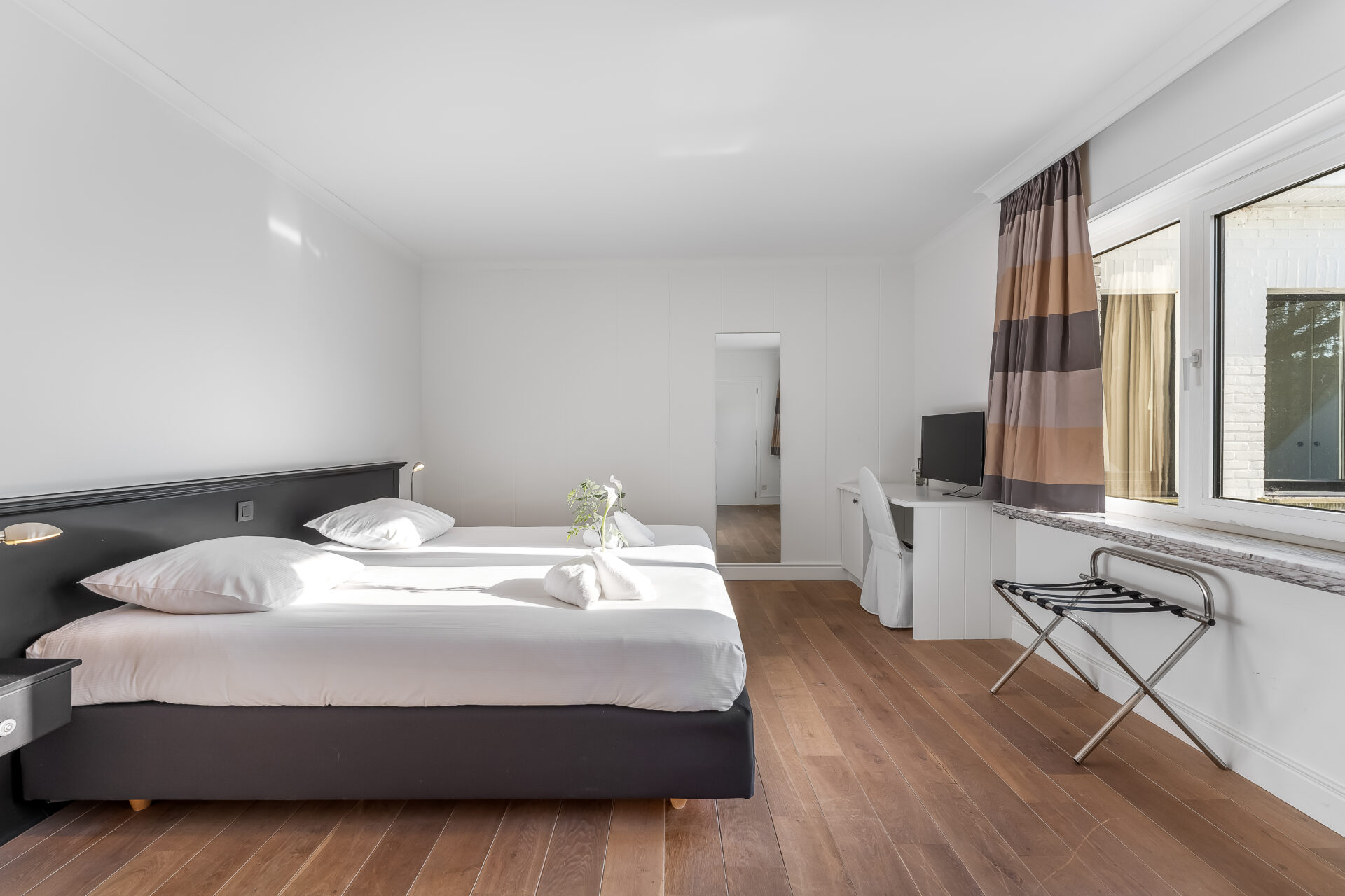 Slaapkamer met gedekte bedden