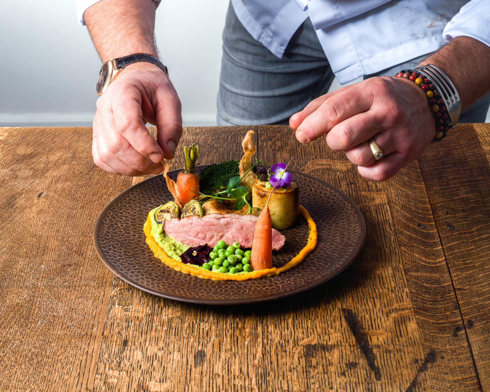 Lode die een gerechtje maakt