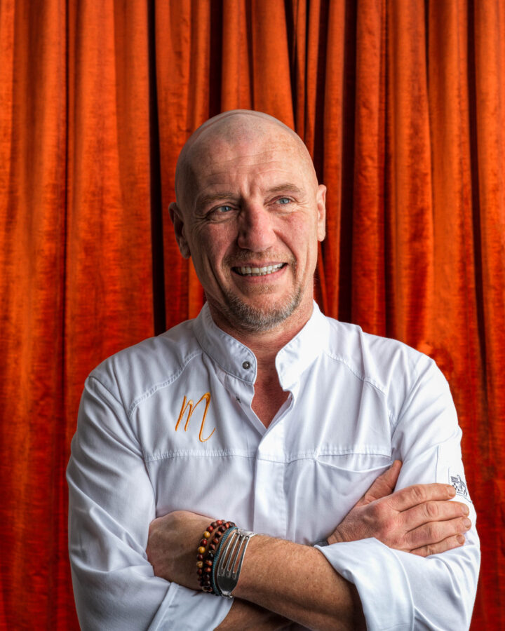 Lode voor een rode achtergrond