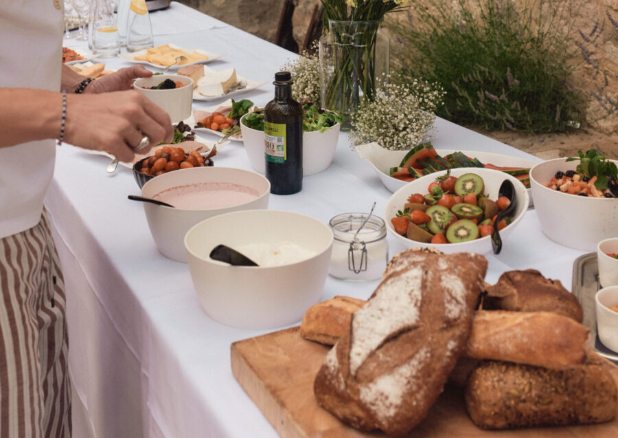Ontbijtbuffet met vers brood en fruit