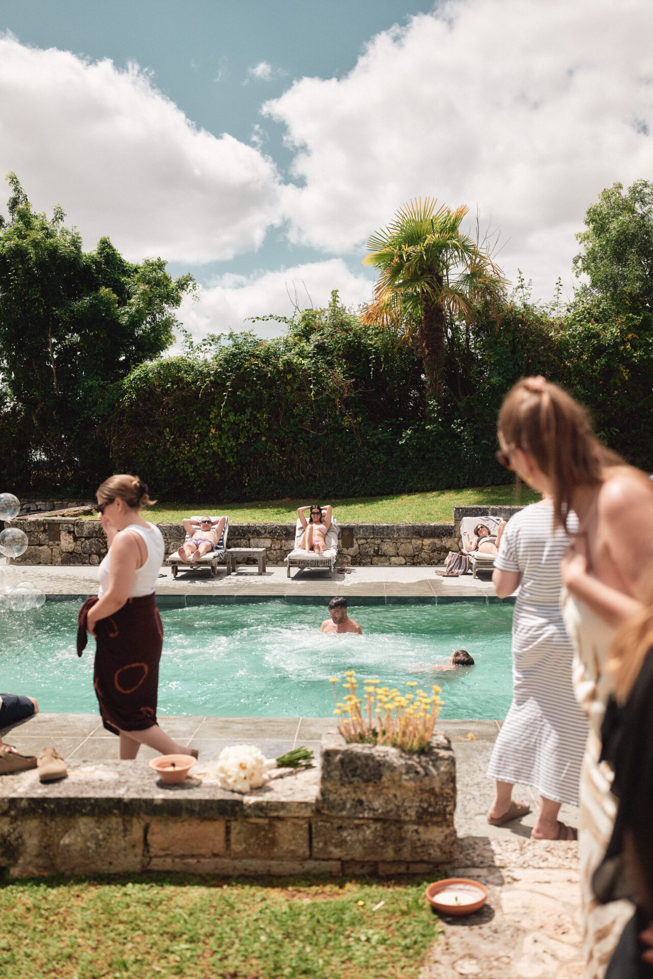 vakantiegangers die aan het genieten zijn van de zon en het zwembad