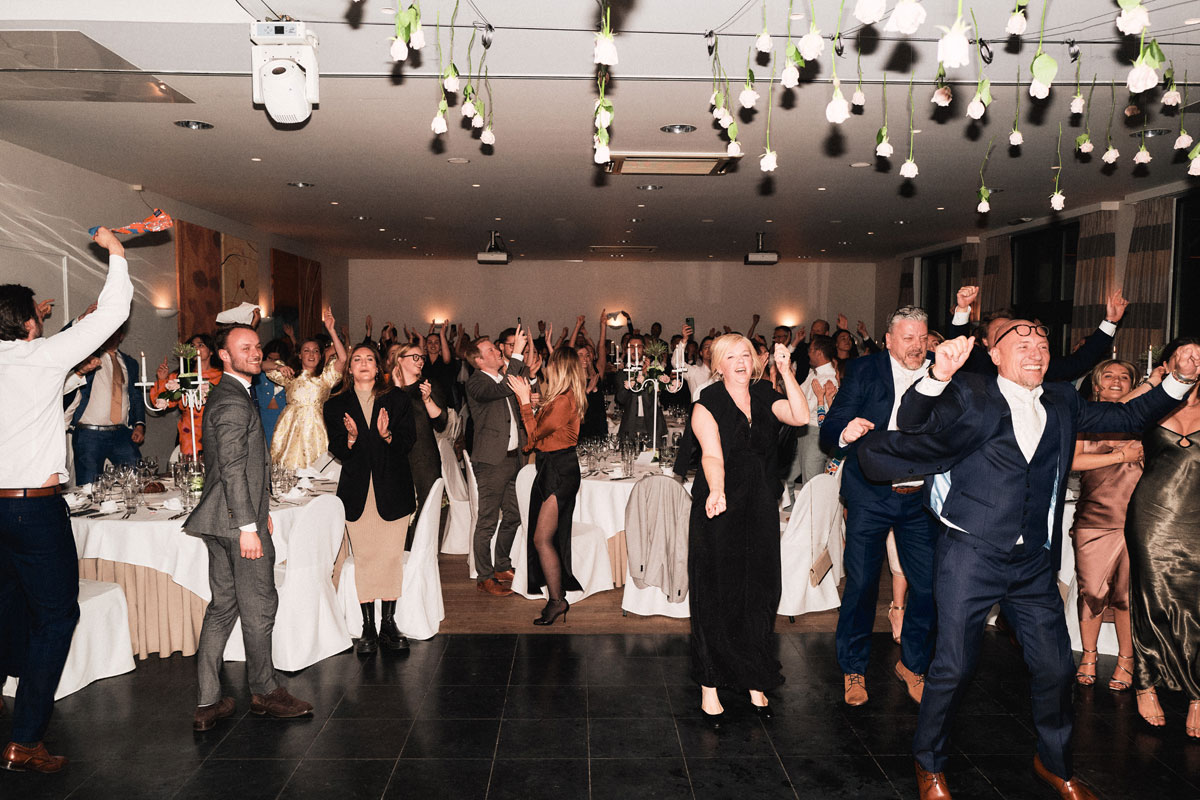 Avondfeest met dansende mensen